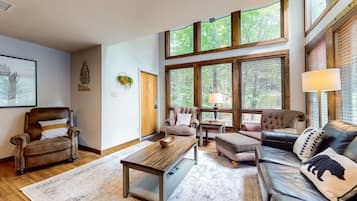 Una televisión, una chimenea, un futbolín, una oficina