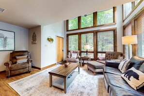 Una televisión, una chimenea, un futbolín, una oficina