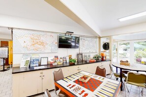 Dining - Serene Mountain Escape, Near Downtown・Pool Access (Gatlinburg)