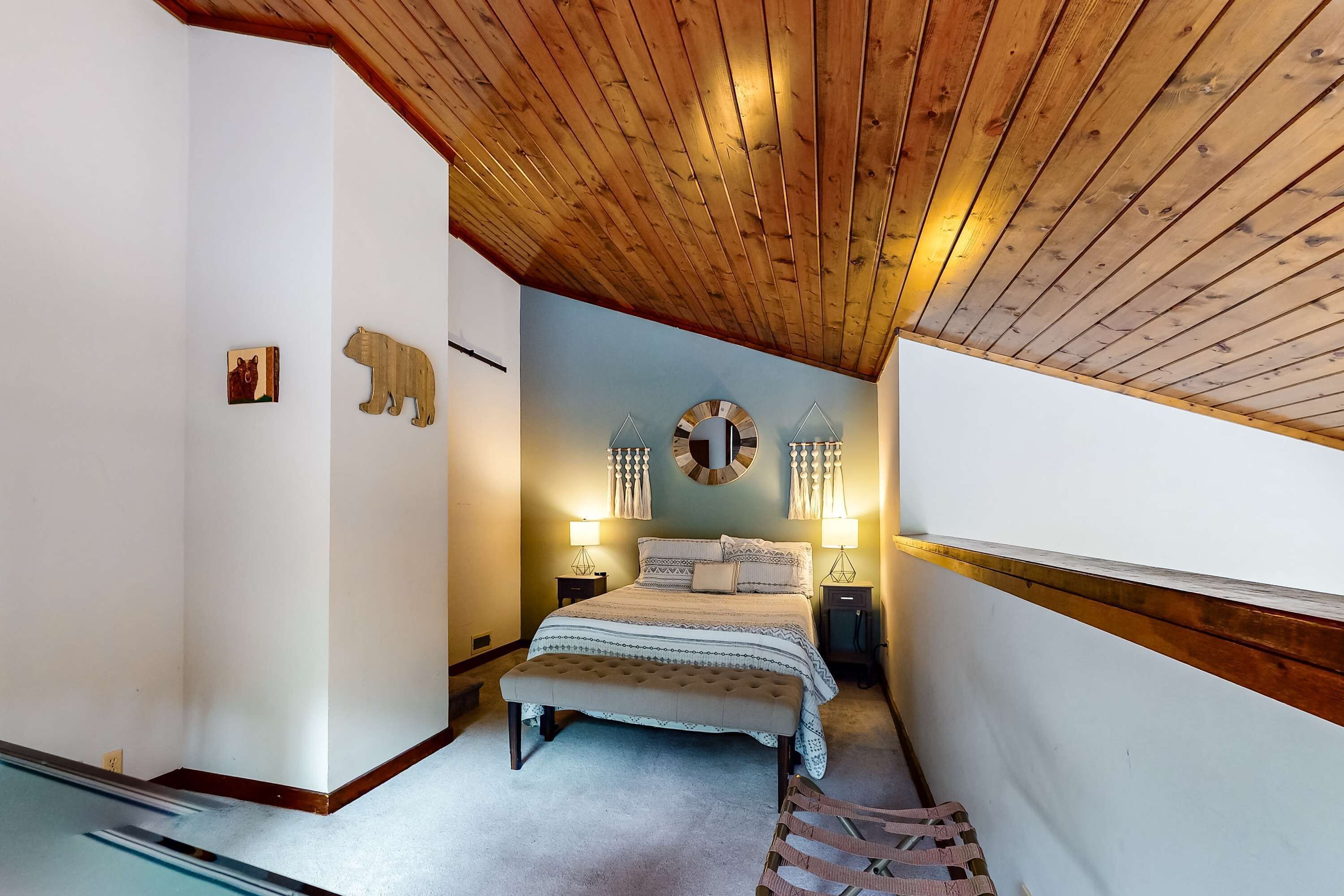 Tabla de planchar con plancha, wifi, ropa de cama