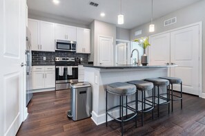 Fridge, dining tables - Landing | Spectacular 2BD, Clubhouse, Gym (Palm Bay)