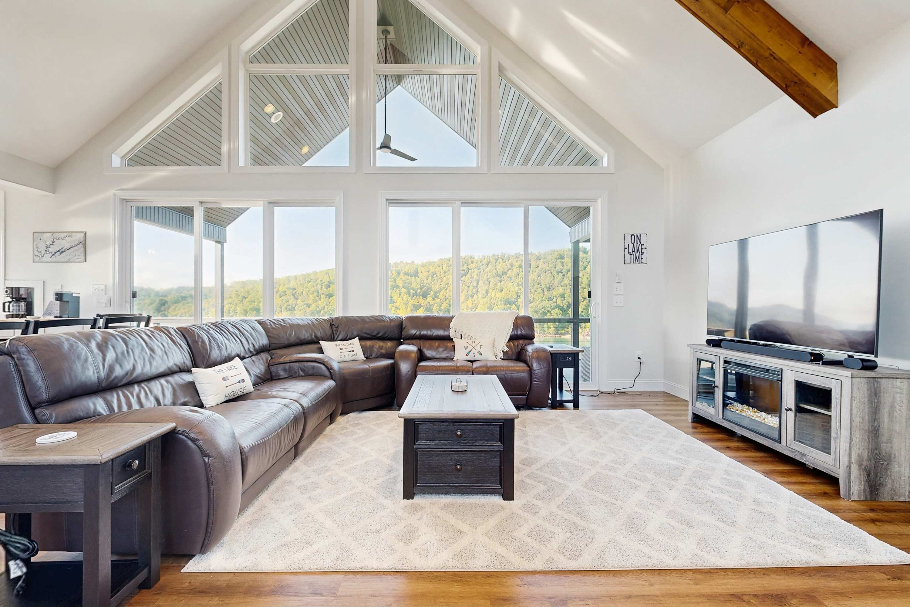 TV, peis, DVD-spiller og fotballspill