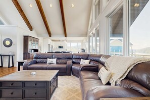 Televisión, chimenea, reproductor de DVD y futbolito 