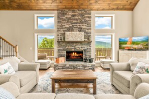 TV, fireplace, video games - Newly Built Cabin・Scenic Views・Hot Tub・Theater (Gatlinburg)