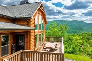 Outdoor dining - Newly Built Cabin・Scenic Views・Hot Tub・Theater (Gatlinburg)