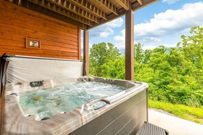 Outdoor spa tub - Newly Built Cabin・Scenic Views・Hot Tub・Theater (Gatlinburg)