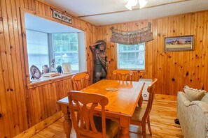 Dining - Cozy Creekside Cabin・Near Downtown・Firepit・Games (Gatlinburg)
