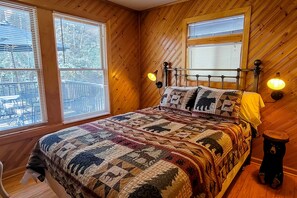 3 bedrooms, iron/ironing board, WiFi, bed sheets - Cozy Creekside Cabin・Near Downtown・Firepit・Games (Gatlinburg)
