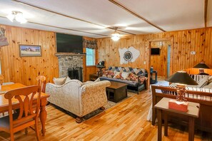 TV, fireplace, offices - Cozy Creekside Cabin・Near Downtown・Firepit・Games (Gatlinburg)