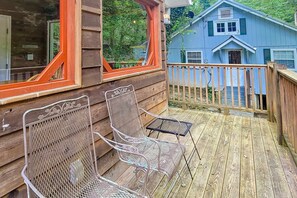 Terrace/patio - Cozy Creekside Cabin・Near Downtown・Firepit・Games (Gatlinburg)