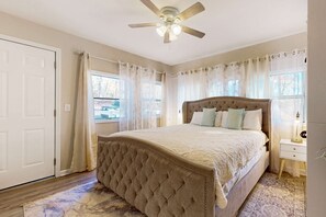 Tabla de planchar con plancha, wifi, ropa de cama