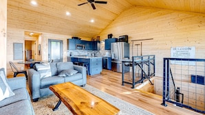 Un intérieur de cabine spacieux comprenant une cuisine, un coin repas et un salon.