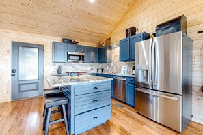 ثلاجة، ميكروويف، فرن، موقد طهي مسطح