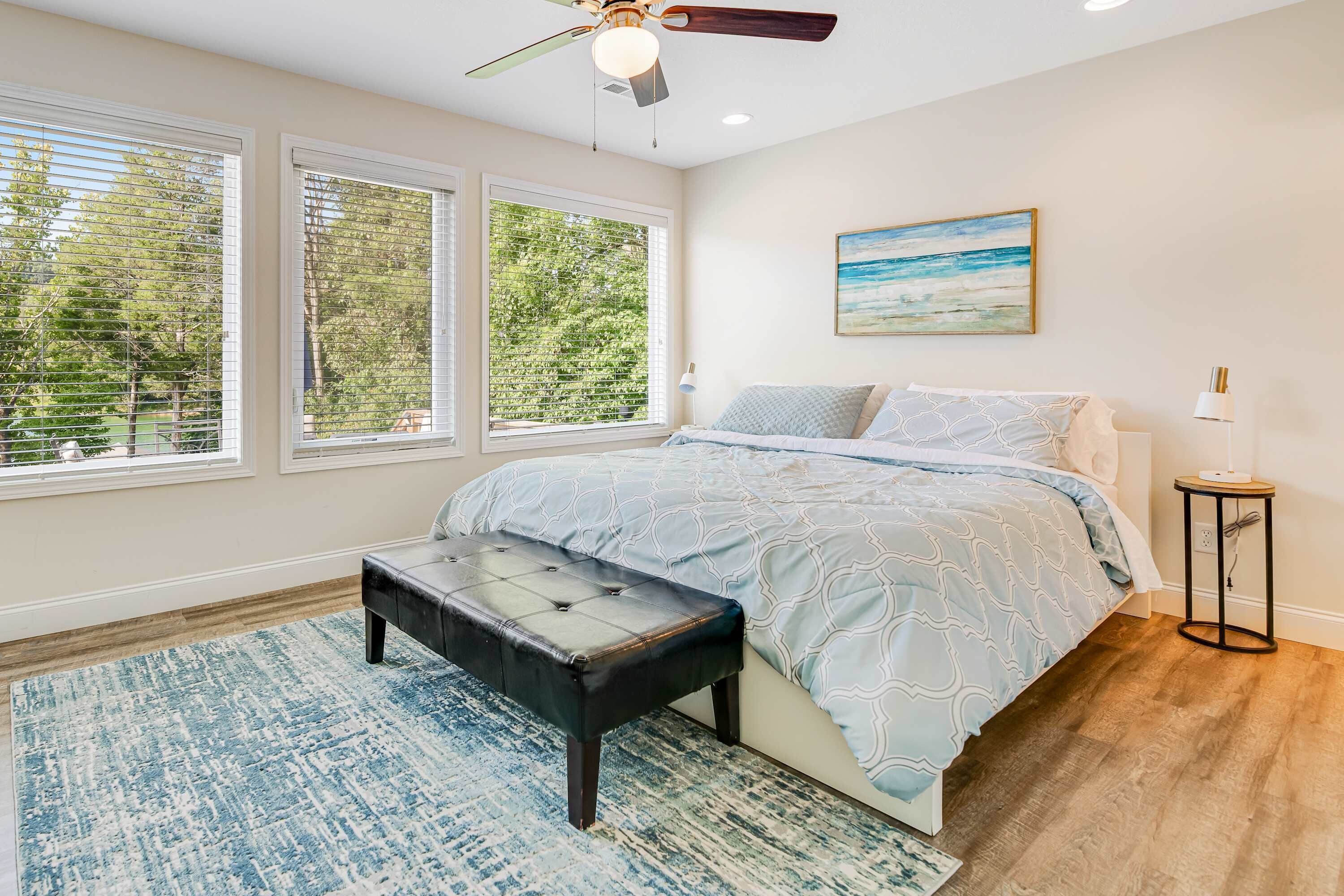 Een strijkplank/strijkijzer, wifi, beddengoed