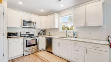 冰箱、微波炉、烤箱、炉灶