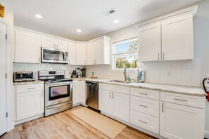 ثلاجة، ميكروويف، فرن، موقد طهي مسطح