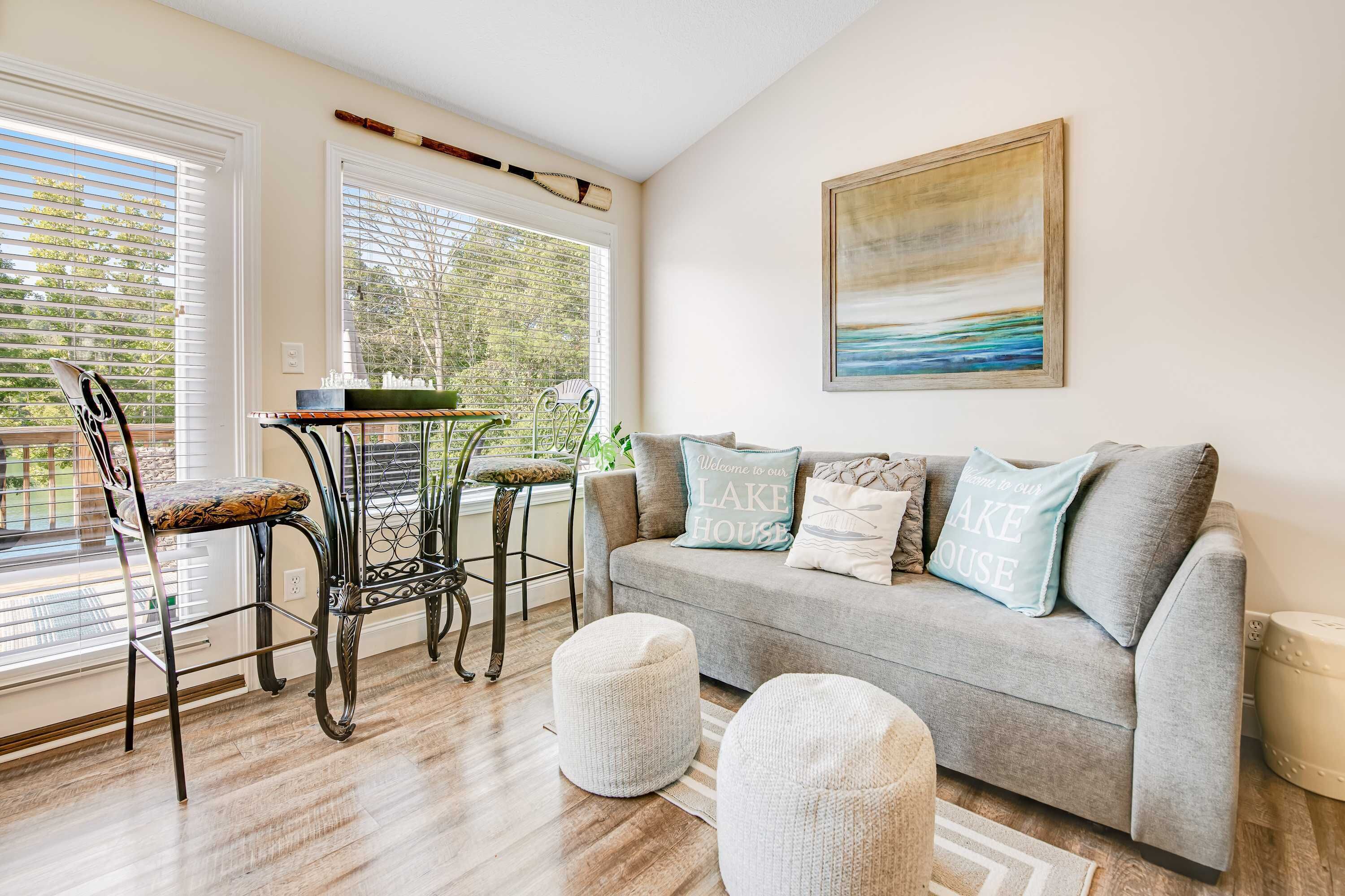 Een televisie, videogames, een dvd-speler en tafelvoetbal