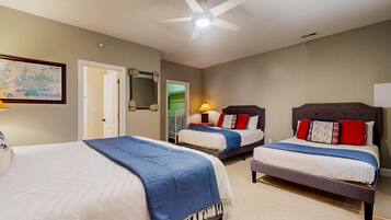 Escritorio, tabla de planchar con plancha, internet y ropa de cama