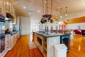 Fridge, microwave, oven, stovetop - Lake Norris Luxury Home | Dock・Game Room・Fire Pit (LaFollette)