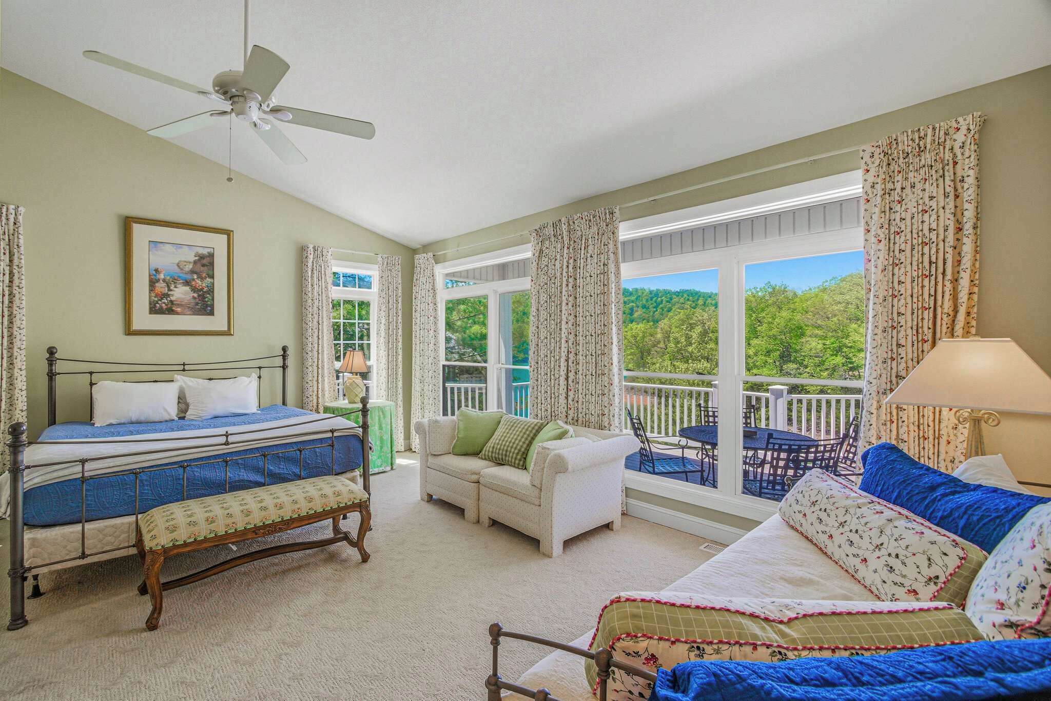 6 bedrooms, desk, iron/ironing board, internet