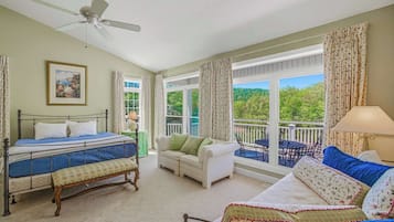6 bedrooms, desk, iron/ironing board, internet