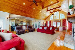 Televisión, chimenea, reproductor de DVD y oficina 