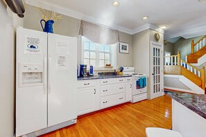 Fridge, microwave, oven, stovetop - Lake Norris Luxury Home | Dock・Game Room・Fire Pit (LaFollette)