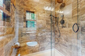 Shower, hair dryer, towels, shampoo - Lakefront Escape, Sleeps 10, Private Dock, Hot Tub (Maynardville)