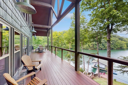 Lakefront Escape, Sleeps 10・Private Dock・Hot Tub