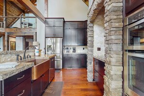 冰箱、微波炉、烤箱、炉灶