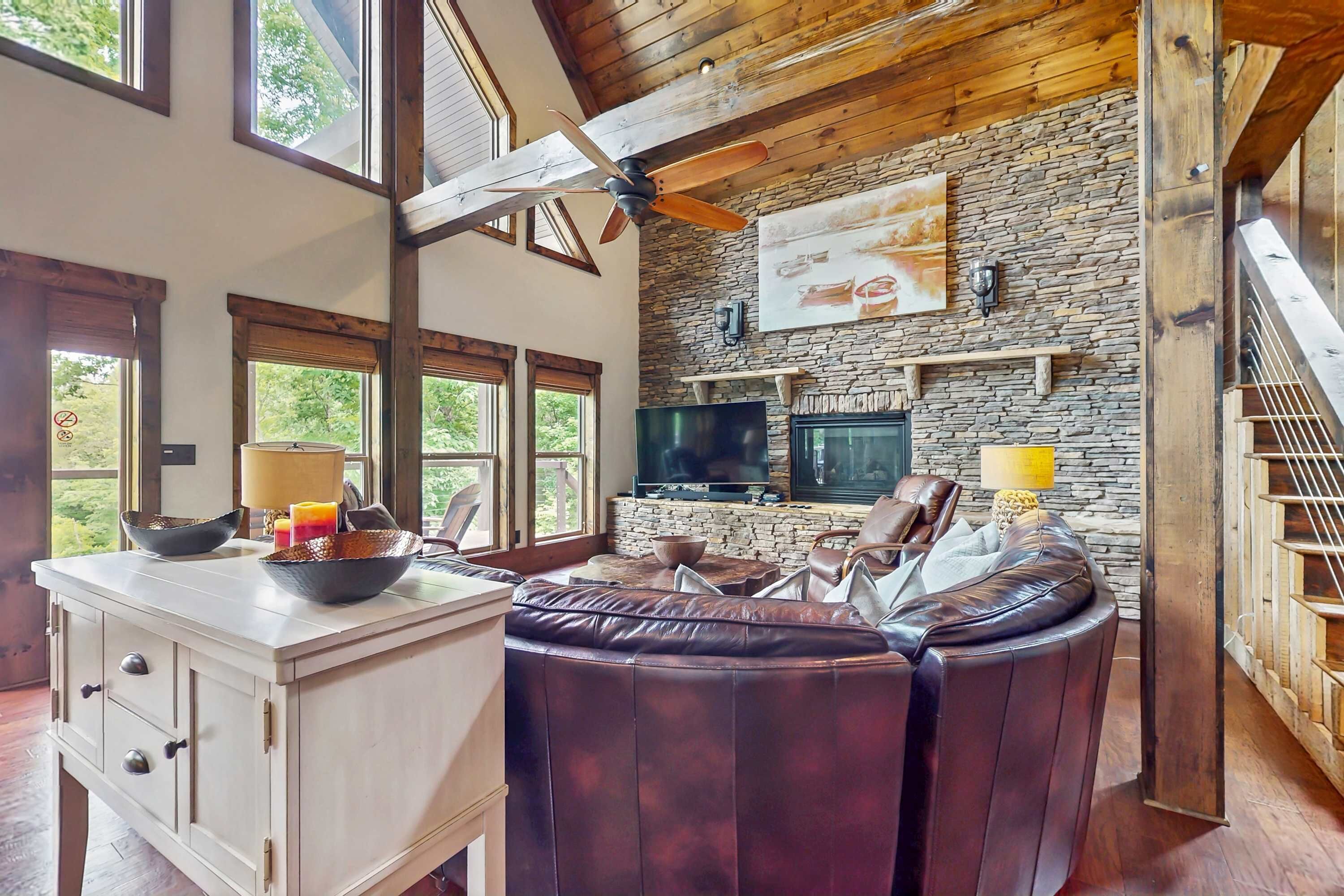 Televisión, chimenea, reproductor de DVD y oficina 