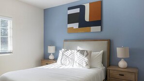 Een bureau, een strijkplank/strijkijzer, wifi, beddengoed