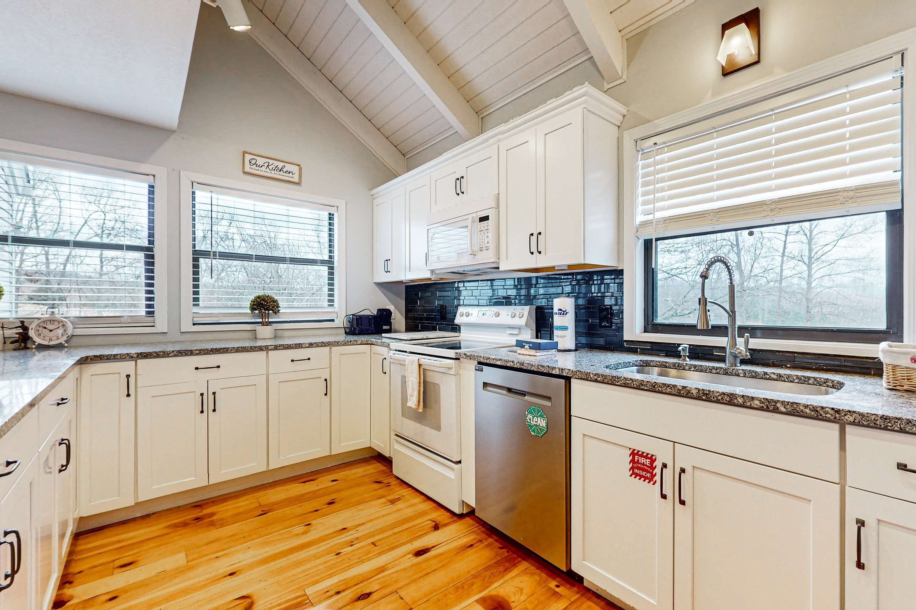 Jääkaappi, mikroaaltouuni, uuni, liesi