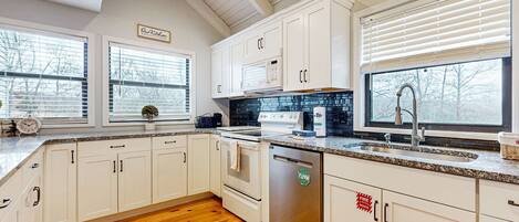 Een koelkast, een microgolfoven, een oven, een kookplaat