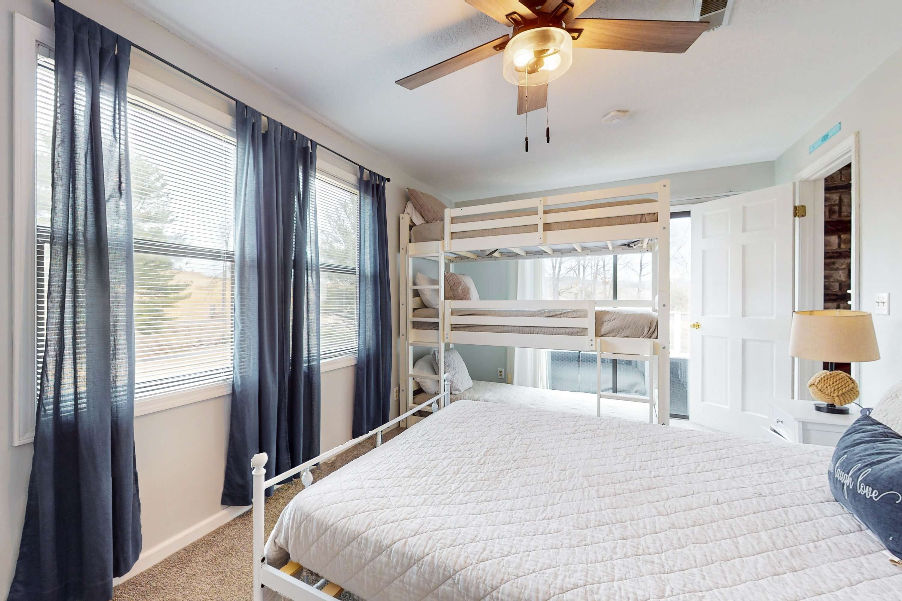 Ferros/tábuas de passar roupa, Wi-Fi, roupa de cama