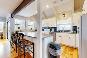 ثلاجة، ميكروويف، فرن، موقد طهي مسطح