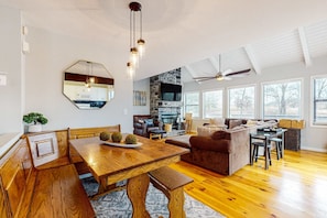 Televisio, DVD-soitin, työhuone