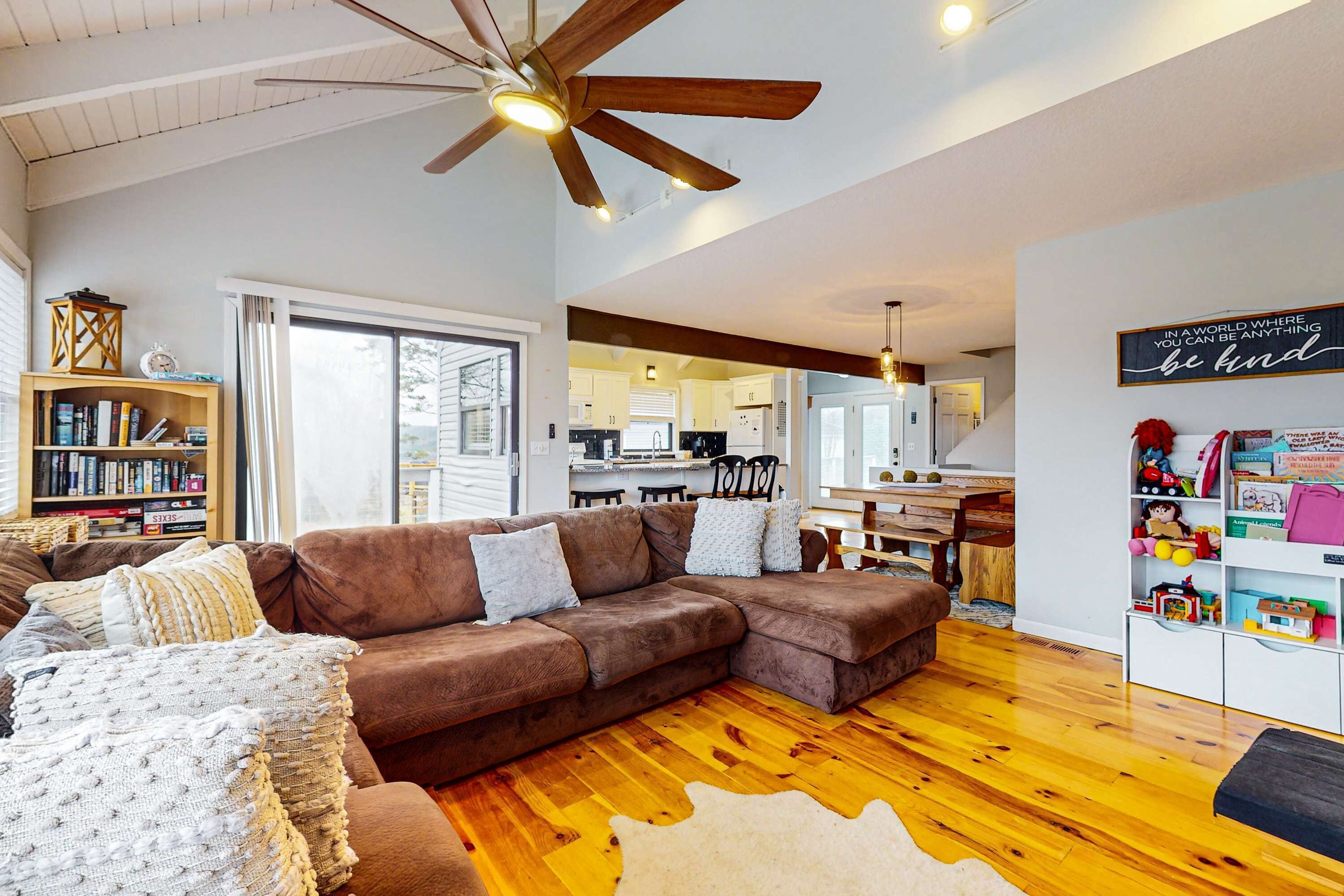 Televisio, DVD-soitin, työhuone