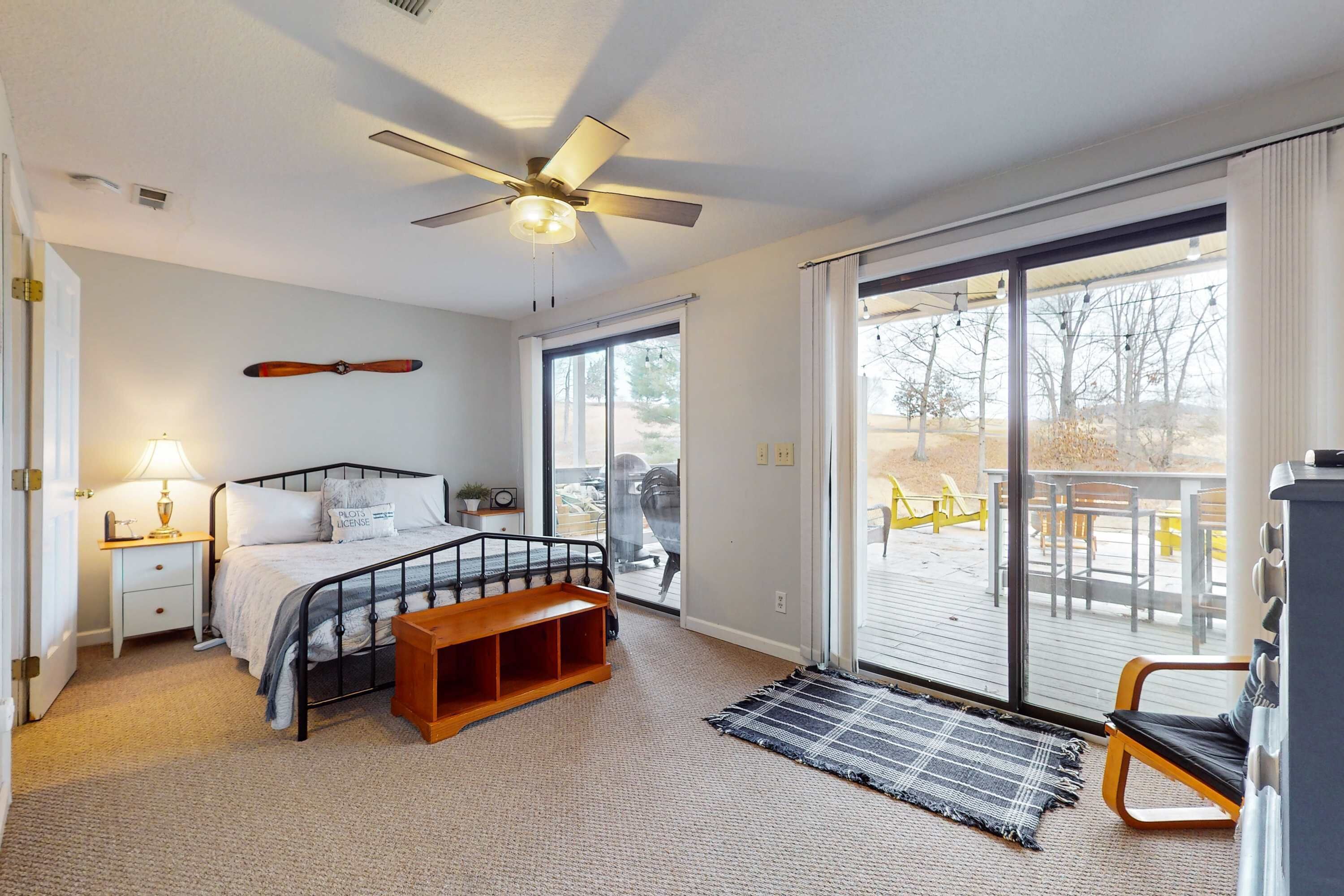 Tabla de planchar con plancha, wifi y ropa de cama 