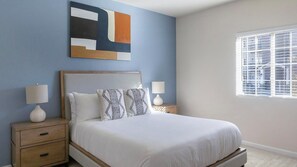 Escritorio, tabla de planchar con plancha, wifi y ropa de cama 