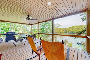 Outdoor dining - Dog Welcome Waterfront Home, Sleeps 12, Firepit (LaFollette)