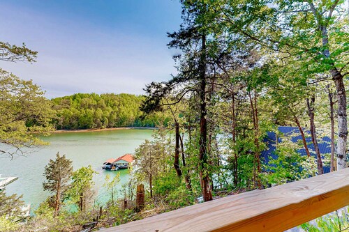 Dog Welcome Waterfront Home, Sleeps 12・Firepit