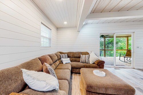 Dog Welcome Waterfront Home, Sleeps 12, Firepit