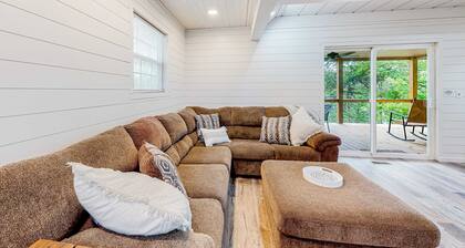 Dog Welcome Waterfront Home, Sleeps 12, Firepit