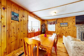 Dining - Pet Ok・Creekside Cabin Retreat, 1-mi to Parkway (Gatlinburg)