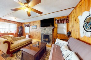 TV, offices - Pet Ok・Creekside Cabin Retreat, 1-mi to Parkway (Gatlinburg)