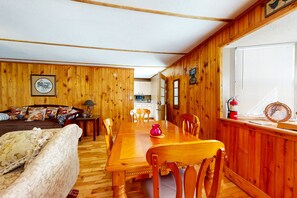 Dining - Pet Ok・Creekside Cabin Retreat, 1-mi to Parkway (Gatlinburg)