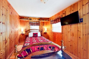 2 bedrooms, iron/ironing board, WiFi, bed sheets - Pet Ok・Creekside Cabin Retreat, 1-mi to Parkway (Gatlinburg)