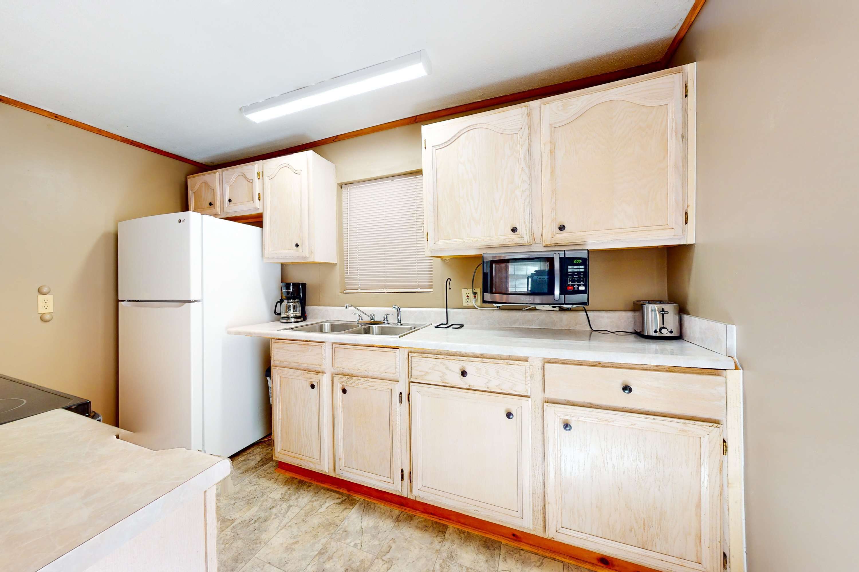 Een koelkast, een magnetron, een oven, een kookplaat