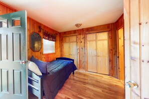 2 bedrooms, iron/ironing board, WiFi, bed sheets - Pet Ok・Creekside Cabin Retreat, 1-mi to Parkway (Gatlinburg)